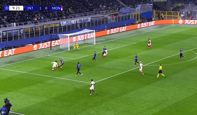 突破する南野拓実