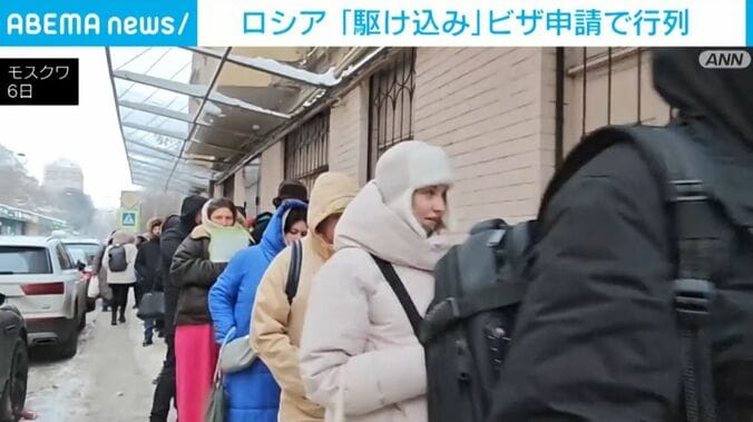 行列に並ぶ人々