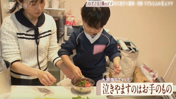 【写真・画像】5人兄弟大家族”の美人ママ（33）、ひき肉1.5kgを使った夕食を公開「美味しそう～！」末っ子4歳のお手伝いにも注目　2枚目