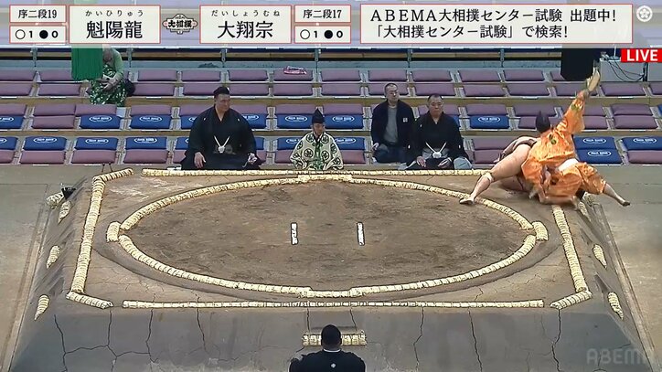 迫る力士に行司が回避失敗…土俵から落下も懸命に軍配「勝負あり！」のプロ根性