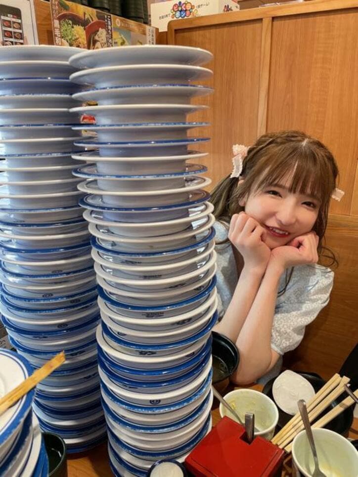  もえあず『くら寿司』で大量に積み上げられた皿「店員さんあと片付けとか大変やったとおもう」 