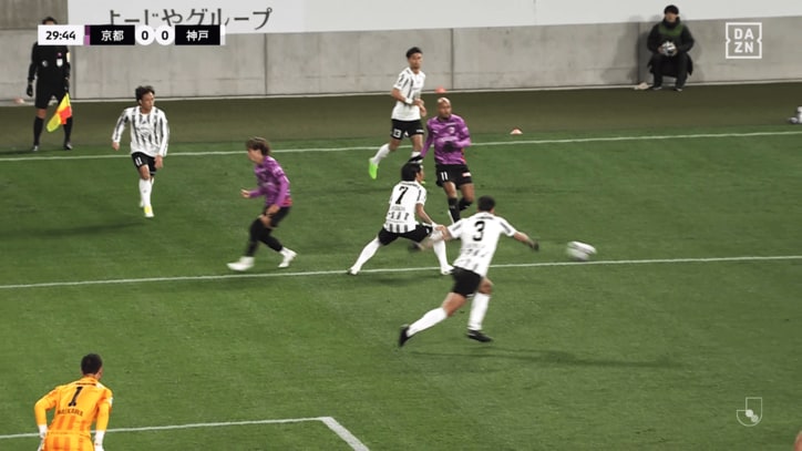 エラシコで抜け出したトゥーリオは中央にボールを繋いでチャンスメイク