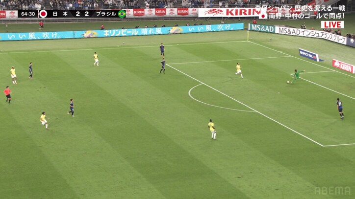 パスを出す鈴木彩艶