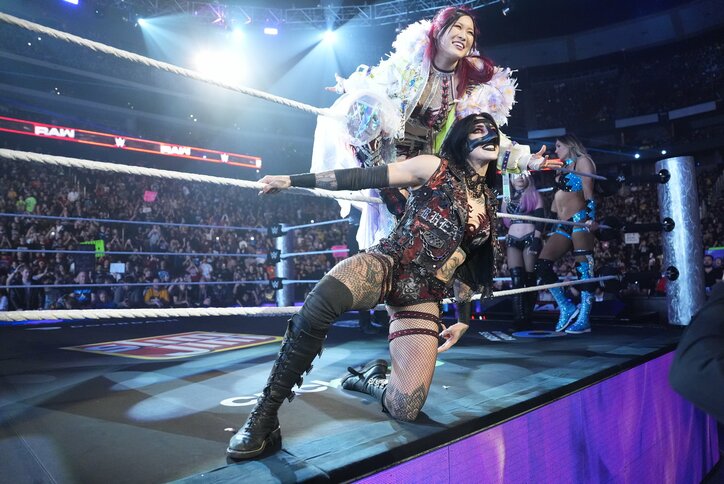 【画像】人気すぎる！ 日本人女子に掲げられた“ドデカ顔面ボード”