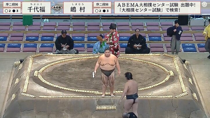 し、しまった…勝った若手力士が大恐縮のアクシデント 負けた力士が土俵下に転落した直後のワンシーン