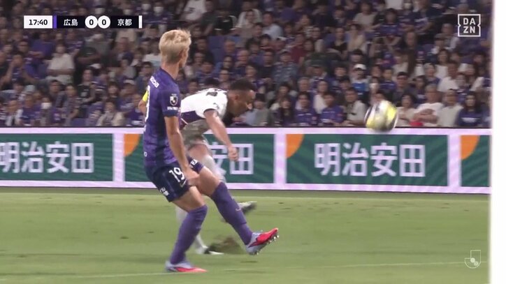 【映像】パワーシュートでピッチに巨大穴を開けた瞬間