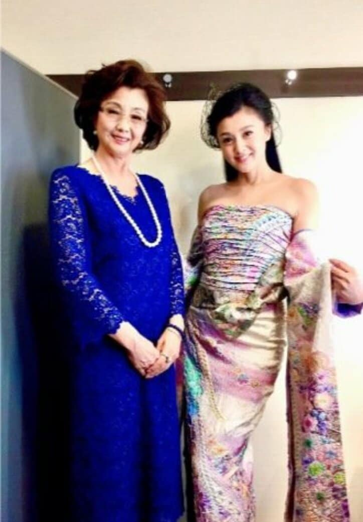 藤原紀香、尊敬する母親との2ショットを公開「女優さんみたい」「素敵」の声