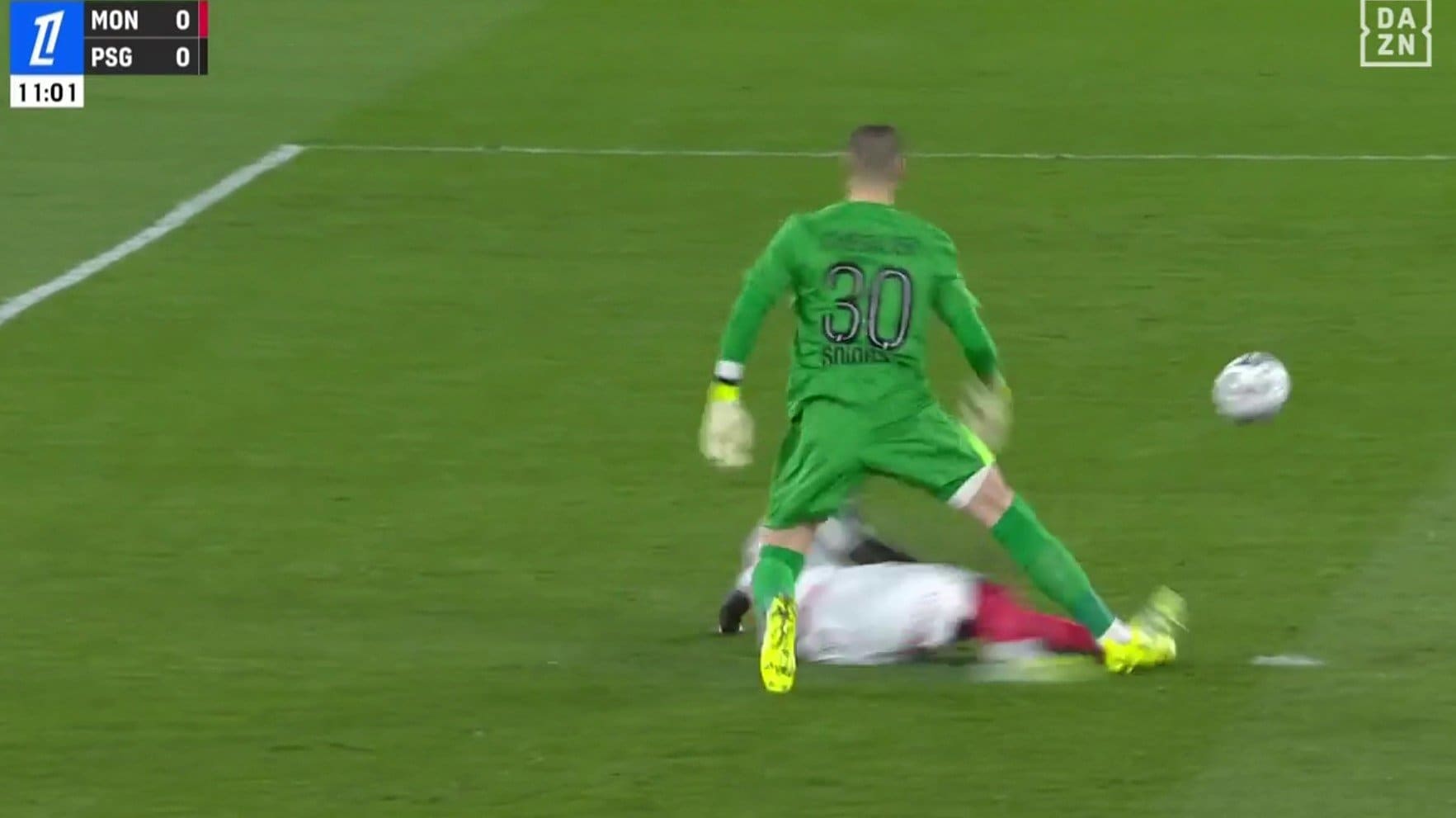 【映像】GKの足を踏み抜く危険スライディング