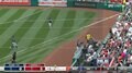 「捕ったどぉー！」ファウルボールをキャッチした陽気なファンのアクションにスタジアムもほっこり