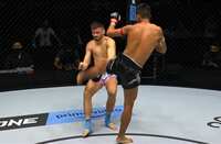 倒されたことすら気づかない衝撃失神KO 敗者がレフェリーに「俺どうなった?」“キョトン顔”が物語る劇的結末