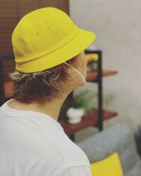 香取慎吾、黄色い帽子を被った“しんごちんショット”に「かわいすぎる」「この横顔好き」の声