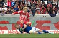 あわや大事故「一発退場だろ！」 堂安律、危険すぎる“人間魚雷”スライディングで吹っ飛ぶ　空中で一回転する衝撃シーン