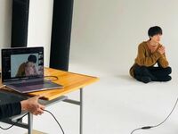 高杉真宙、モニター画面にも美しく映るオフショット披露し「かっこ良すぎ」「準備中までかっこいい」と反響