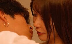 スタイル抜群の美女ダンサーとイケメン美容師が密会キス！許された時間は1時間…