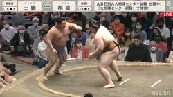 「怒りが頂点に達して」“頭ゴツゴツ”激しい突っ張り合いに館内騒然　この野郎絶対に引くか…実況席心情推察