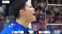 西田有志、髙橋藍を“吹っ飛ばす”強烈スパイク 頂上決戦の“極上のエース対決”を象徴する一コマにファン熱狂