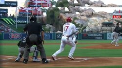 それでもバット折れてるの？大谷翔平、先制打もバットは根元からボキリ「折れてるのにあの打球？」とファンも唖然