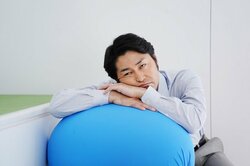 映画『妻ふり』“死んだふり”に振り回される夫・じゅんの場面写真公開