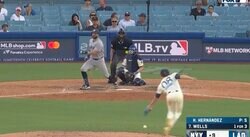 「ガチで危ない」野手登板キケに“まさかのハプニング”！ 約80キロ超スローカーブ→“強烈ピッチャーライナー”が飛ぶ… ファン騒然「ヘッドギア正解」