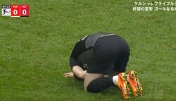 実況も絶句！股間にボールが直撃する衝撃シーン　激痛に耐えて気合でシュート「プレーを止めないのはさすがストライカー」