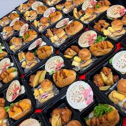 浜田ブリトニー、誕生日パーティーで“80名分の弁当”を用意「スタッフ総出で頑張ってます（笑）」