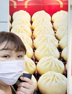  北斗晶、並んで購入した家族への土産「すーちゃんと花梅田鈴に会える～」 