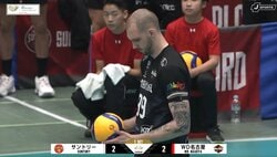 男子バレー、客席にダイレクトで飛び込む驚きのサーブ 異例の光景 元日本代表「体育館のズレであったりとか」