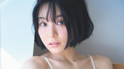 新田桃子、“同棲生活”のような距離感のグラビア 『週プレ』スーパー戦隊ヒロイン大集結号で2年ぶり登場