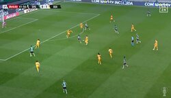 こんなの普通じゃない！日本代表・守田英正が突然ひらり！敵を欺く鮮やか“回転ヒールパス”で3人がかりのプレスを翻弄、芸術的フリックで強烈シュートを演出した瞬間「センスがすごい！」