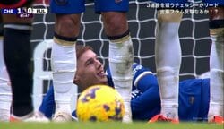 「面白すぎる」激闘中とは思えない“寝そべり”で自宅並みにリラックスする珍シーン！チェルシー逸材の独特ブロックに「なんでこっち向き？w」「寝とる」「可愛い」