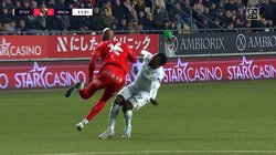 危ない！小久保玲央ブライアン、果敢な飛び出しも接触で苦悶 カメラが捉えた“決定的瞬間”にスタジアム大ブーイング