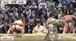 力士も思わず「おっ！みたいな表情」で驚く 約1分30秒協議→“同体取り直し”に「体が飛んでた」「かかと出てたよ」館内もどよめく