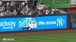 激突恐れぬ“フェンスよじ登りキャッチ”に球場大興奮 勝負を左右する大飛球に「ナイスキャッチ！」「いったとおもったあああ」