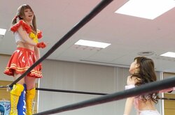コーナー上から中指を立てる！才木玲佳＆伊藤麻希、アイドル連合軍でタイトル前哨戦に快勝