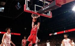 赤木剛憲かよ！ 日本の鬼神ホーキンソンの“豪快ゴリラダンク”にアリーナ熱狂「エグいの決まった！」「超胸熱」“サンロッカーズ・コンビ”で完璧連携の瞬間