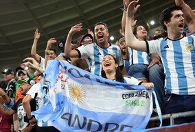 「世界一のファン！」アルゼンチン代表を母国から応援する“お婆ちゃん”サポが大反響！「本当に情熱的だ」【W杯】