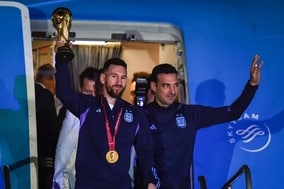 メッシがW杯トロフィーとともにアルゼンチン帰国！　深夜に大勢のファンが出迎える