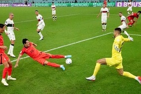 「アジア勢やるねー」韓国の同点弾に反響！C・ロナウドに当たってこぼれたボールをキム・ヨングォンが押し込む！「おもろい展開」【W杯】