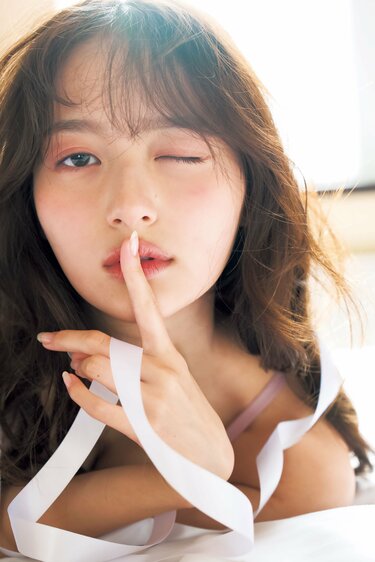 令和最強ヒロイン”加藤栞、初ランジェリー＆すっぴん披露の1st写真集が