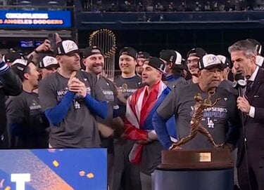 トロフィー持って変顔w」大谷翔平、“まさかの茶目っ気”が話題！ 監督