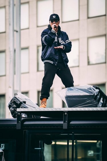 写真・画像】AK-69と¥ellow Bucks、名古屋でゲリラライブを開催！2人の