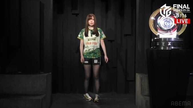 ナチュラルなロングヘアとスレンダーボディが輝く東城りお