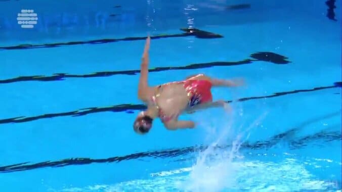 めっちゃ飛んでる！中国・美人双子姉妹、規格外に高いアクロを2連発「パワフルで美しい」完全一致の脚技も高評価 4枚目