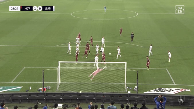 衝撃ゴラッソ！ 元日本代表DFの“理不尽ドライブシュート”にSNS騒然「ダイレクトボレーはえぐい」酒井高徳の鮮烈弾が「翼くんみたい」「やばすぎ」 5枚目