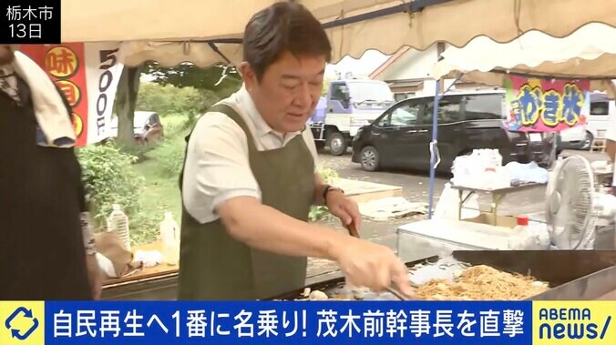 祭りの屋台で焼きそばを焼く茂木氏