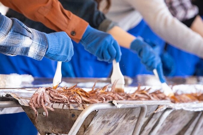 千鳥がギネス記録　“20メートル”巨大イカゲソ串を完成 13枚目