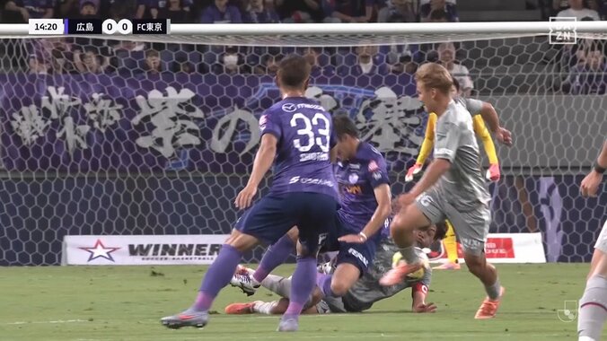 「これは赤やろ」FC東京MF、危険なアフタータックルもイエローカードでファン物議「流石にやりすぎ」足を抉ったスライディングに意見様々 5枚目