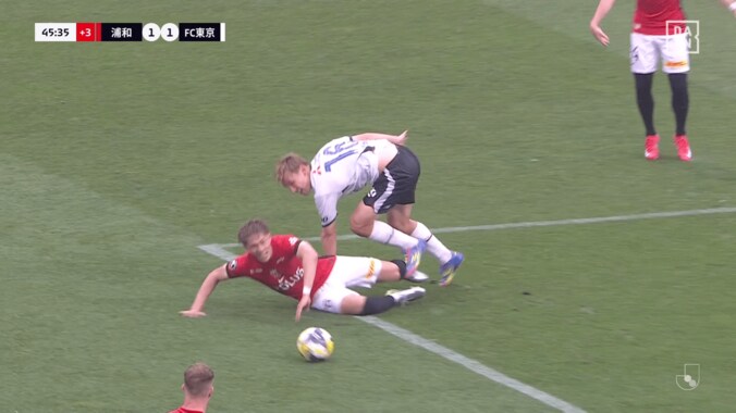 「ふざけるな！」浦和DFが接触転倒→PKなしで物議「え？VARも介入しないの？」「何回見てもファウルだろ」スタジアム大ブーイング＆SNS大荒れ 3枚目