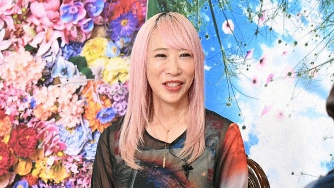 蜷川実花「男性はすごい居心地が悪い」アトリエにある極彩色のトイレを公開「全面に自分の写真を貼って」 5枚目