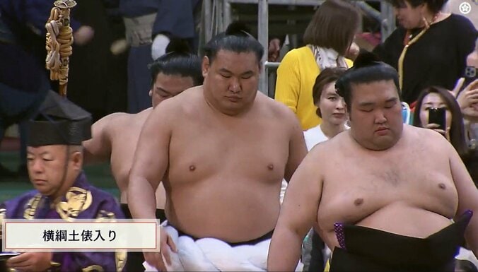 「うわ本物」「綺麗だからすぐわかる」大相撲、升席の女性にファン熱視線 ネットで話題に 4枚目